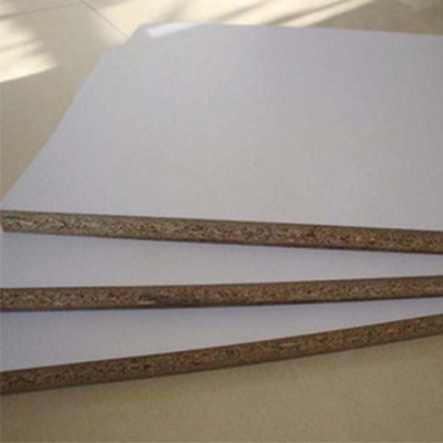 实木颗粒板的截面可以分为三层