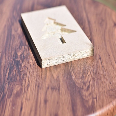 为什么说实木颗粒板是一种环保、强度较高的装饰材料呢?